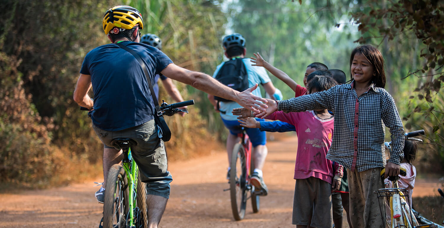 Parcours a vélo et rencontre d'enfants